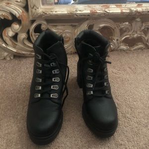 Never worn No boundaries boots